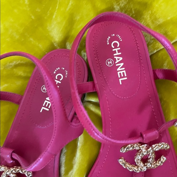 Beautiful Chanel red thong flat sandals with Gold CC logo size 35.5 1/2! - Picture 8 of 8